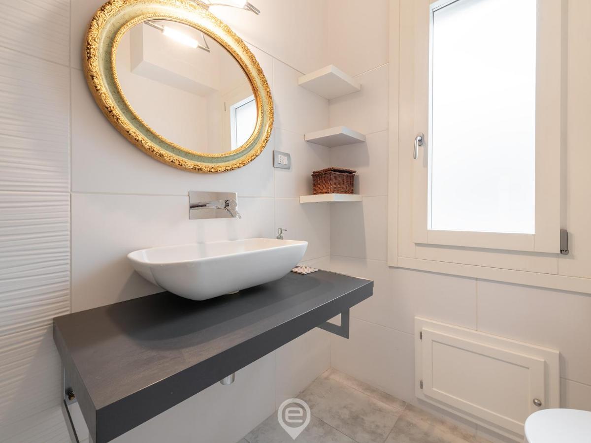 White Gold Apartment *